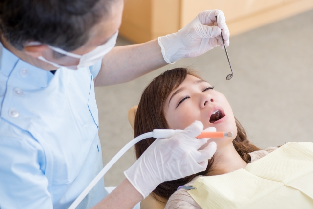 歯科治療を受ける女性と歯科医師